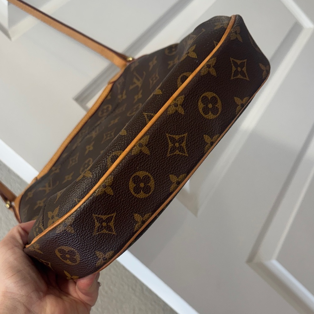 Louis Vuitton Monogram Canvas Shoulder Bag - Picture 8 of 17